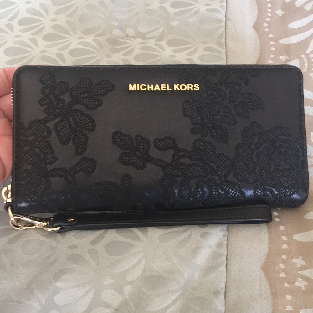 🦋Rare Find🦋 Michael Kors Sloan LACE Black Wallet